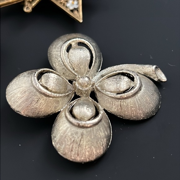 Vintage Pin Collection - Picture 5 of 6